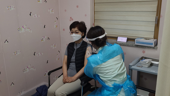 “It’s less painful than the flu shot” “Laugh flower” at the Daegu No. 1 vaccination site [영상]