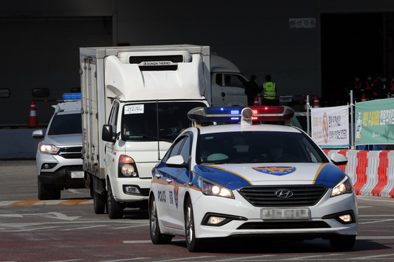 On the 26th, a vehicle carrying the initial quantity of Pfizer vaccine insured through the COVAX facility, an international vaccine supply organization, moves into the cargo terminal of Incheon International Airport on Yeongjong Island.  A total of 58,500 people came on this day, and the vaccine will be delivered to 5 central and regional vaccination centers bypassing the distribution center in Pyeongtaek, Gyeonggi province.  The Pfizer vaccination begins on the 27th, a day later, at the Central Vaccination Center of the National Medical Center in Jung-gu, Seoul.  Yunhap news