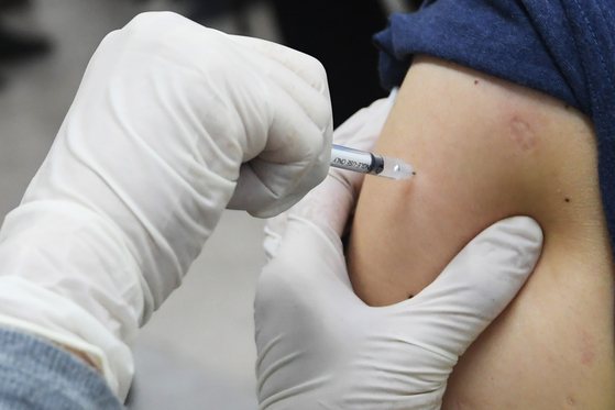 첫날 AZ 백신 접종, 18,489 명 …“특정 이상 반응 사례 없음”