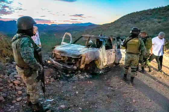 In 2019, three vehicles on the highway between Chihuahua and Sonora in northern Mexico were indiscriminately shot, killing nine American families in the car.  Authorities presumed that the drug cartel was mistaken for the vehicle of a rival organization and was fired. [AFP=연합뉴스]