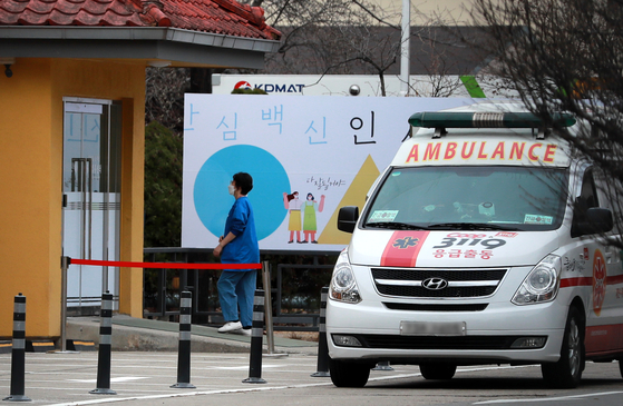 On the 28th, medical staff are busy at the Central Vaccination Center of the National Medical Center in Jung-gu, Seoul.  News 1