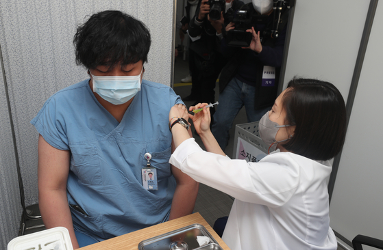 On the morning of the 27th, a medical worker is receiving a Pfizer vaccine at the Central Vaccination Center of the National Medical Center in Jung-gu, Seoul.  Joint photographic report