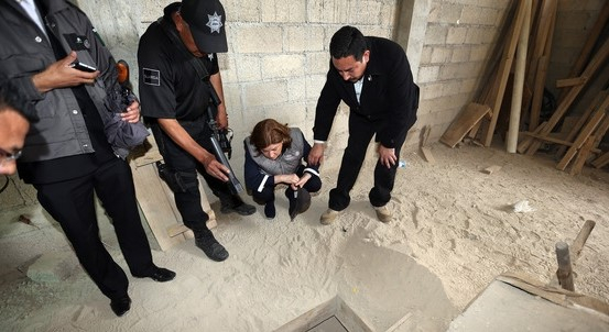 A tunnel used to exit El Chapo.  The underground tunnel under the prison shower was connected to an abandoned building in a meadow 1.6 km away. [AFP=뉴스1]