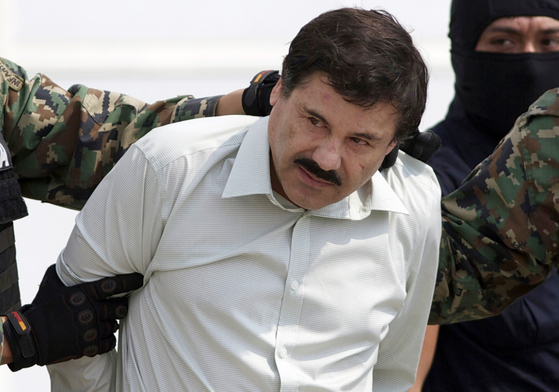 The appearance of El Chapo's arrest in 2014. The United States federal prosecutor's office, nicknamed 'El Chapo', which means 'beaten,' estimated that Gusman's wealth obtained through drug trafficking over the past 30 years amounted at $ 12.6 billion, 181,704 (about 14.67 trillion won). [AP=연합뉴스]