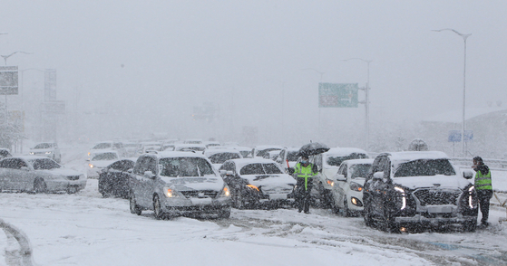 Controls the entire area of ​​Sokcho IC on the Donghae Expressway with heavy snow…  Hundreds of vehicles trapped
