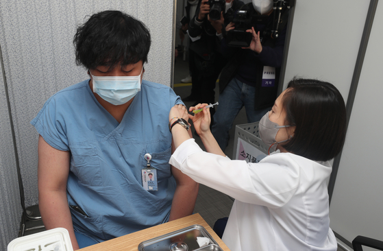 2월 27일 오전 서울 중구 국립중앙의료원 중앙예방접종센터에서 한 의료 종사자가 화이자 백신을 맞고 있다. 사진공동취재단