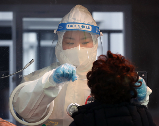 On the afternoon of the 19th of last month, medical staff are collecting samples from citizens in a temporary screening test for the novel coronavirus (Corona 19) infection installed at the Seoul Station Square in Jung-gu, Seoul.  Yunhap news