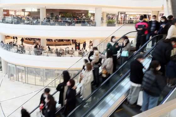 Citizens enjoy the weekend in a large shopping center in downtown Seoul on the afternoon of the 21st, the first weekend of 'social distancing' (currently the second stage of the metropolitan area, stage 1.5 from the non-metropolitan area) eased after showing warm weather.  News 1