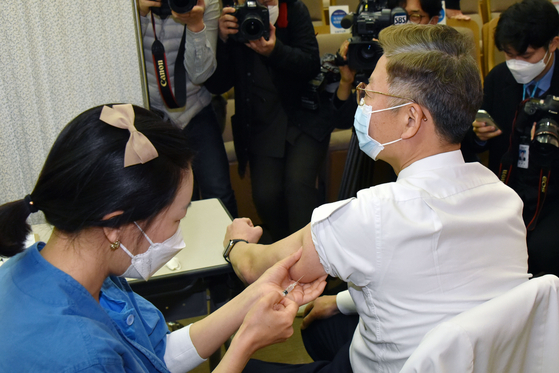 The COVID-19 vaccine from Seoul National University Hospital was self-inoculated at Seoul National University Hospital in Daehak-ro, Jongno-gu, Seoul on the morning of 4. The director of Seoul National University Hospital Kim Yeon-soo is receiving the AstraZeneca vaccine.  Joint Report Group