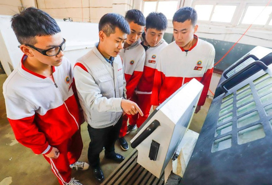 Technicians in Tianjin are guiding students in training at the Hebei Provincial Vocational and Technical Education Center training workshop.  ⒸShinhwa Communication