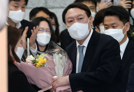 Attorney General Yoon Seok-yeol, who expressed his thanks on the 4th, leaves the Supreme Prosecutor's Office with a bouquet of flowers after greeting the staff.  Reporter Kim Gyeong-rok