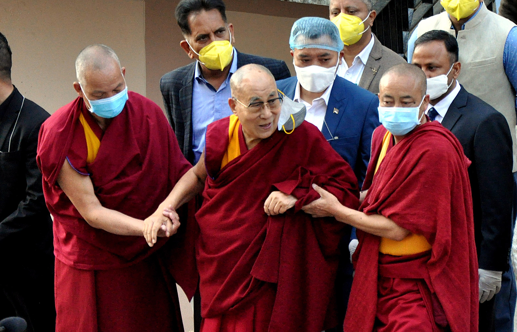 The Dalai Lama is being vaccinated against a new coronavirus infection (Corona 19) at Jonal Hospital in Dharamsala, North India, on the 6th (local time).  EPA = Yonhap News