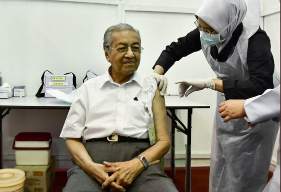 96-year-old Mahathir and Dalai Lama were also beaten…  Leaders Vaccination Procession