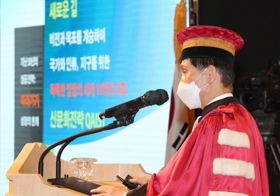 이광형 KAIST 신임 총장이 8일 오후 대전 유성구 한국과학기술원(KAIST) 대강당에서 열린 취임식에서 갑자기 프레젠테이션을 하고 있다. 뉴스1