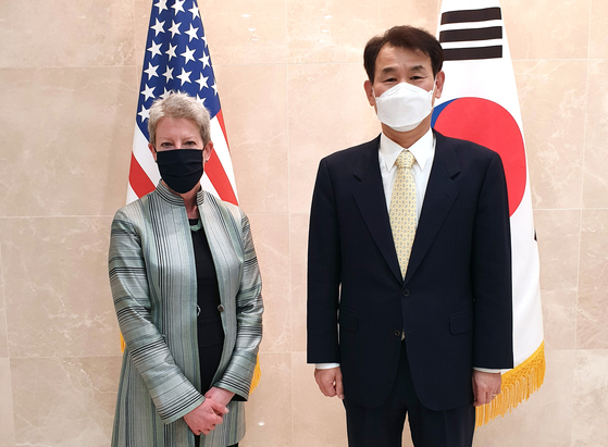 Eun-bo Chung (right), ambassador for the Defense Cost Share (SMA) negotiations between South Korea and the United States in Washington, USA on the 7th, and Donna Welton, defense cost share negotiator representative from From the US Department of State. [사진 외교부]