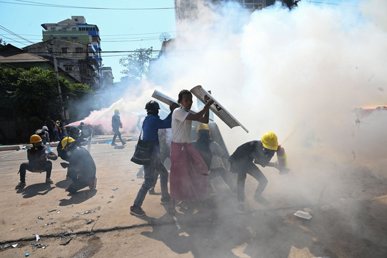 On the 8th (local time), the police are suppressing protests against the coup in Yanggun, the largest city in Myanmar.[AFP=연합뉴스]