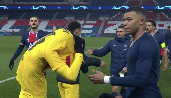The opponent Mbappe changed his uniform after the game…  Isn’t it Messi?