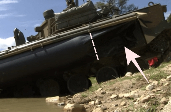 K21 장갑차는 도하 훈련 할 때 침수 사고 발생을 우려해 모든 병력이 탑승하지 않는다. 무게 중심이 앞으로 쏠리는 걸 막기 위해 일부 에어백 바람도 빼고 강을 건넌다. 국방TV 유튜브 계정 캡처 