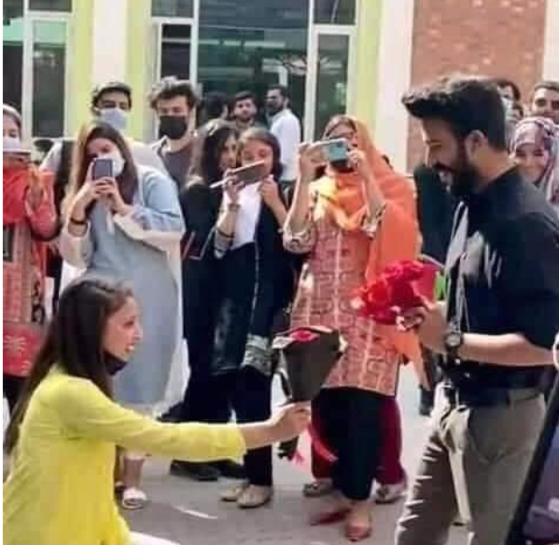 On the 12th, a couple was expelled from school on the campus of the University of Lahore in Pakistan for hugging while promising to get married.[트위터]