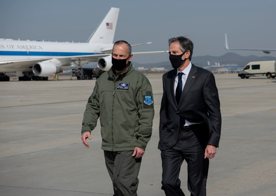 US Secretary of State Tony Blingen arrives at Osan Air Force Base in Pyeongtaek, Gyeonggi-do, on the afternoon of the 17th. Yunhap news