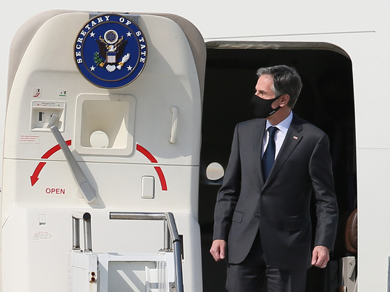 United States Secretary of State Tony Blingen arrives at Osan Air Force Base, USFK in Pyeongtaek, Gyeonggi-do, on the afternoon of the 17th. News 1 