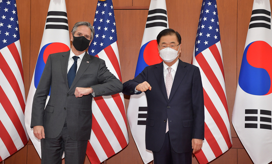 Foreign Minister Eui-yong Eui-yong and US Secretary of State Tony Blincoln are taking commemorative photos ahead of the Korean-US Foreign Ministers Meeting at the Foreign Ministry in Jongno-gu, Seoul, on the afternoon of the 17th. News 1