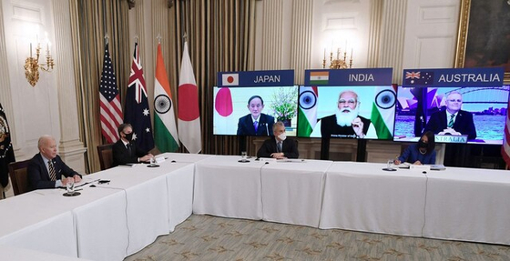 바이든 행정부는 중국 견제용 안보협의체로 평가받는 '쿼드'를 중심축으로 동맹 강화 행보를 본격화하고 있다. 사진은 조 바이든(왼쪽) 미국 대통령이 12일(현지시각) 백악관에서 토니 블링컨(왼쪽에서 두 번째) 국무장관과 함께 화상으로 진행된 쿼드(Quad) 정상회의에 참여하고 있다. 스크린 왼쪽부터 스가 요시히데 일본 총리, 나렌드라 모디 인도 총리, 스콧 모리슨 호주 총리. [AFP=연합뉴스] 