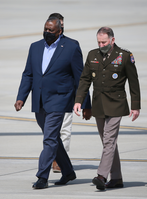 Defense Minister Lloyd Austin arrives via the US Air Force Base at Osan, Gyeonggi-do, on the afternoon of the 17th, and moves with Robert Abrams, Commander of the Combined Forces of the Republic of Korea and the US and USFK Commander.  Photo Co-Recruitment Group 