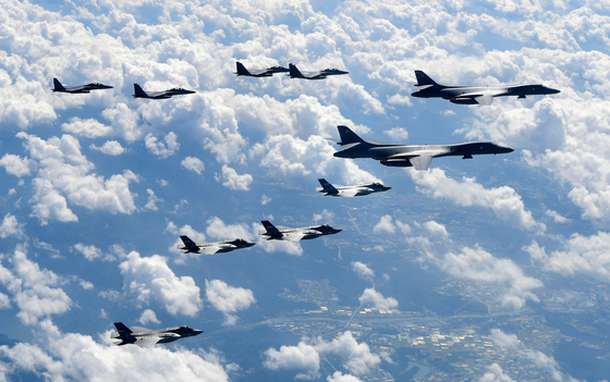 지난 2017년 9월 미국 공군 B-1B 전략폭격기, 미 해병대 F-35B 스텔스 전투기, 한국 공군 F-15K 전투기가 한반도 주변 상공에서 연합 비행훈련을 하고 있다. [사진 국방부] 
