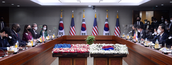 지난 17일 서울 용산 국방부에서 서욱 국방장관과 로이드 오스틴 미국 국방장관이 회담을 하고 있다. [사진공동취재단]