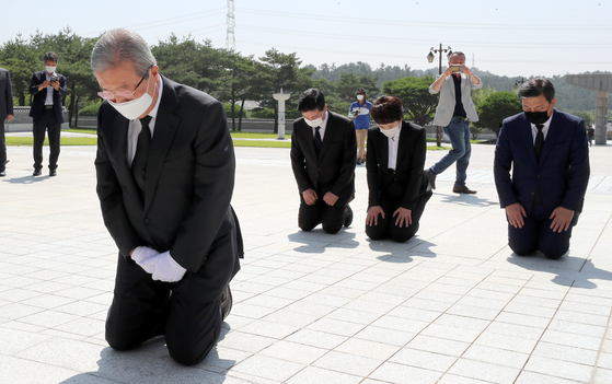 김종인 국민의힘 비상대책위원장이 지난해 8월 광주 북구 운정동 국립 5·18 민주묘지를 찾아 무릎을 꿇고 참배하고 있다. 뉴시스