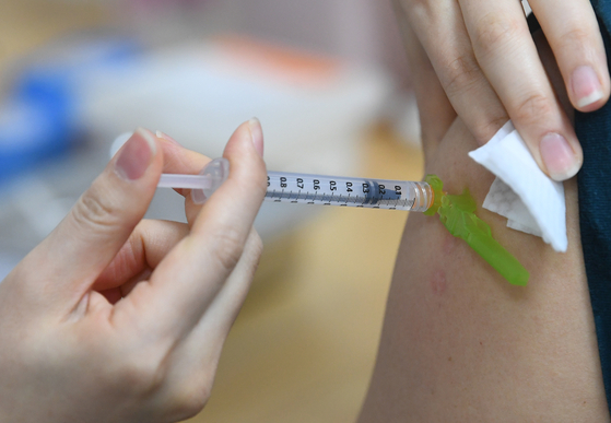 백신 1 차 접종을받은 67 만명 중 30 명이 확진 … “면역이 생기기 전에 감염된 것 같다”