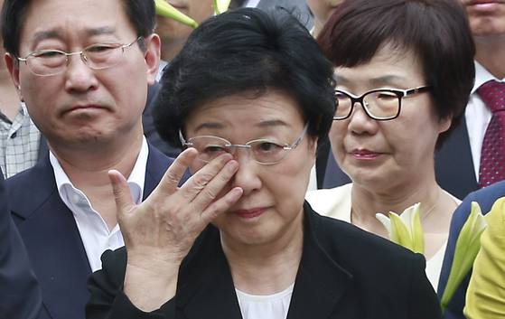 2015년 8월 24일 한명숙 전 국무총리(가운데)가 서울구치소에 수감되기에 앞서 눈물을 흘리고 있다. 연합뉴스