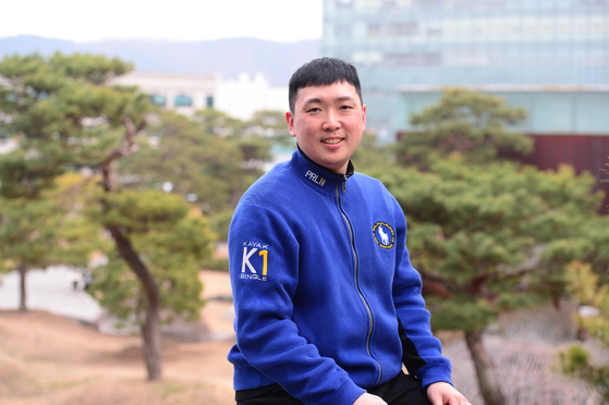 서울 대학교 석사 학위를 마치고 전문 대학에 진학했다.