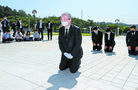 김종인 국민의힘 비상대책위원장이 지난해 8월19일 오전 광주 북구 국립5·18민주묘지에서 무릎 꿇고 참배하고 있다. 뉴스1
