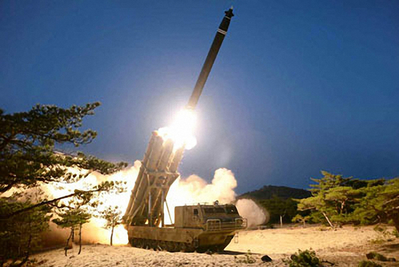“북한이 지난 일요일 미사일 2 발을 발사했다 … 한미가 특이한 침묵에 당황했다”
