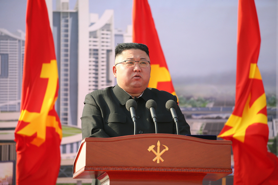 김정은 북한 국무위원장이 지난 24일 평양시 1만 세대 살림집(주택) 건설 착공식에 참석했다. 연합뉴스