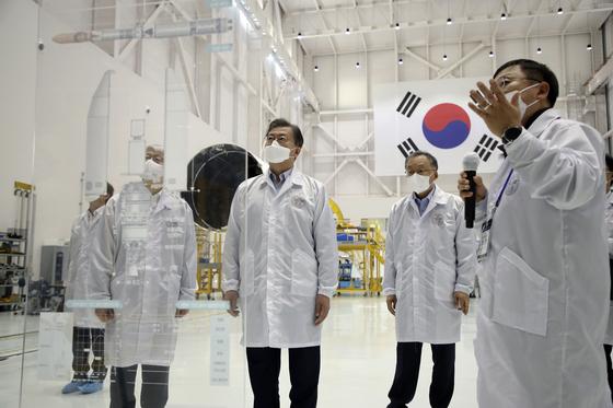 President Moon Jae-in attended the 'Comprehensive Observation of the Lake Nuri Burning Test and Korea Space Strategy Report' held at the Naroju Center in Goheung, Jeollanam-do on the 25th. President Moon visits the launch vehicle assembly building and listen to an explanation from Jung Woo-yeon, head of the Korea launch vehicle development project headquarters.  Photographic reporters of the Blue House