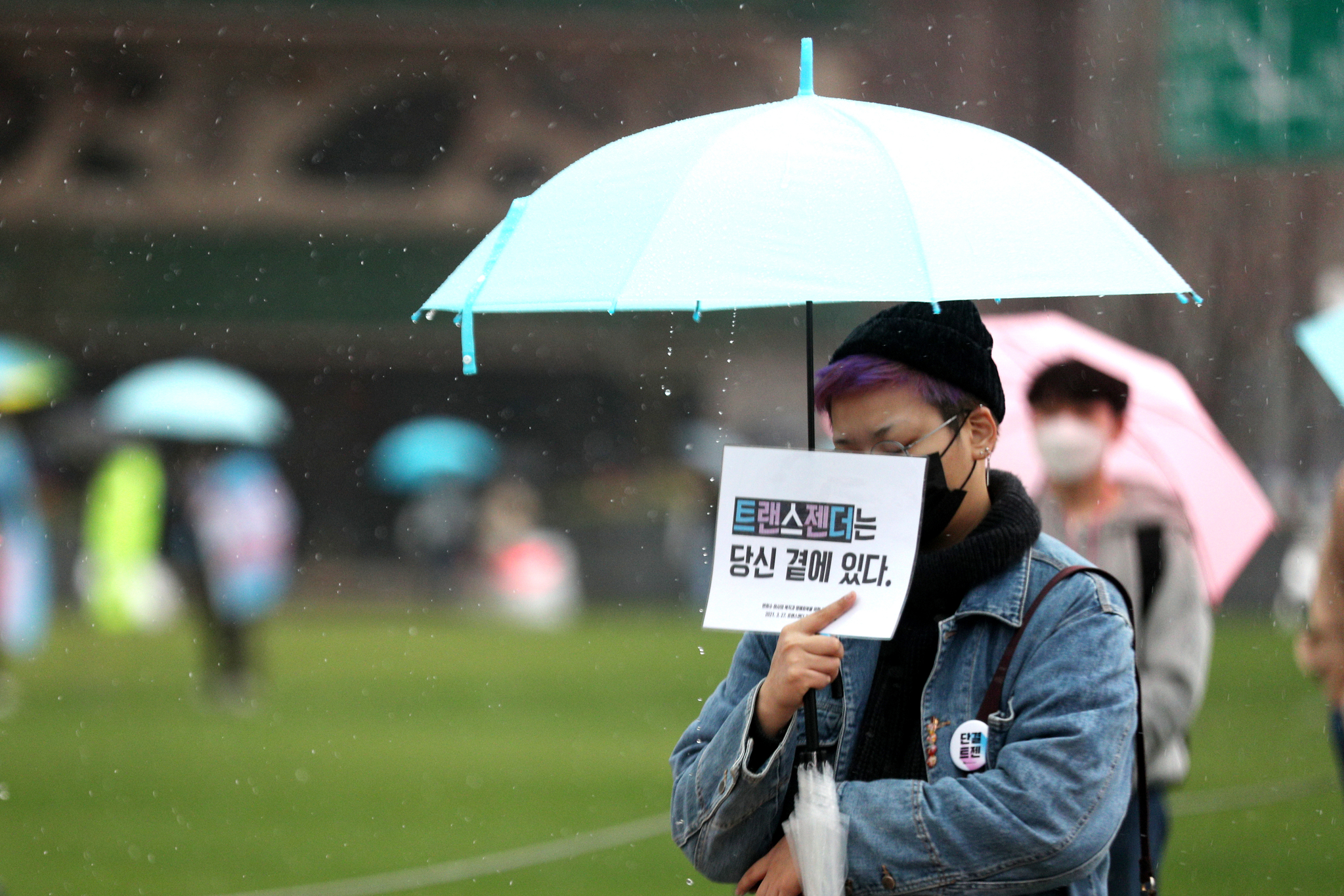 At the 'Joint Press Conference in Memory of Sergeant Hee-Soo Byun on Transgender Viewing Day' held in Seoul Plaza on the afternoon of the 27th, participants are watching the press conference with hand signs.  News 1     