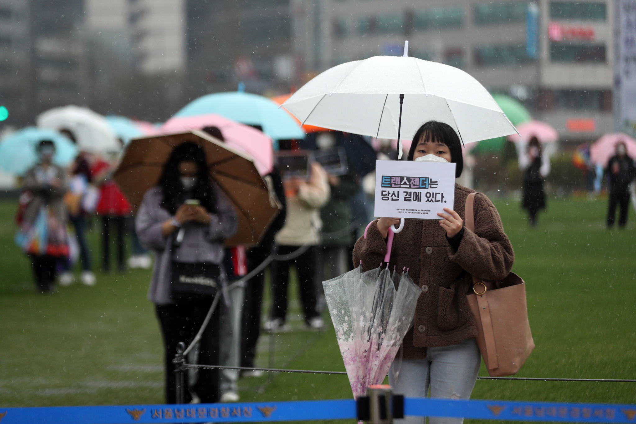 At the 'Joint Press Conference in Memory of Sergeant Hee-Soo Byun on Transgender Viewing Day' held in Seoul Plaza on the afternoon of the 27th, participants are watching the press conference with hand signs.  News 1