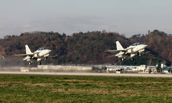 韓国航空宇宙産業(KAI)は去る 2017年 7月 4日フィリピンと契約したギョングゴングギョックギ FA-50PH 12台を皆導いた. 写真は FA-50PHが離陸する姿. [写真 KAI]