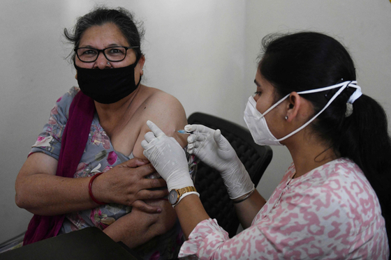 인도 암리차르 한 병원에서 30일(현지시간) 한 여성이 코로나19 백신을 접종하고 있다. AFP=연합뉴스