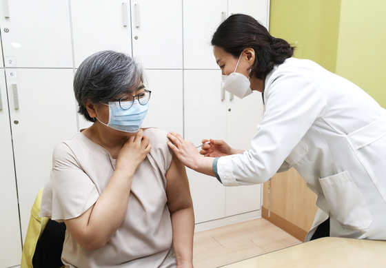 On the morning of day 1, Chung Eun-kyung, director of the Korea Centers for Disease Control and Prevention, is inoculating the AstraZeneca (AZ) vaccine at the Heungdeok Health Center in Cheongju, Chungcheongbuk-do to prevent the new coronavirus infection (Corona 19).  News 1