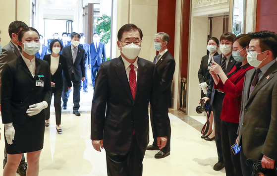 정의용 외교부 장관이 3일 한중 외교장관 회담이 열리는 중국 샤먼 하이웨호텔에 도착하고 있다. 연합뉴스