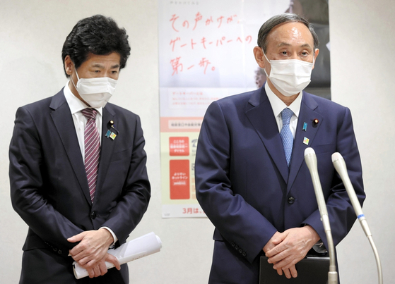 스가 요시히데(오른쪽) 일본 총리와 다무라 노리히사 후생노동상이 지난달 30일 기자들과 만나 후생노동성 직원들의 심야 단체 회식에 대해 사과하고 있다. [교도=연합뉴스]