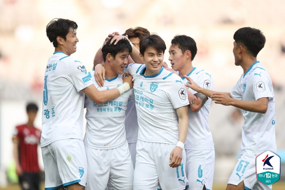 10일 포항 스틸러스가 FC서울과 경기에서 전반 송민규의 선제골을 넣고 세레모니를 하고있다. 한국프로축구연맹 제공