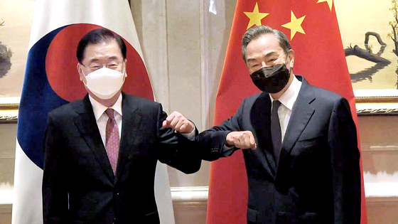 정의용(왼쪽) 외교부 장관과 왕이 중국 외교부장이 3일 중국 푸젠성 샤먼 하이웨호텔에서 열린 한중 외교장관 회담에 앞서 기념촬영을 하고 있다. [외교부 제공]