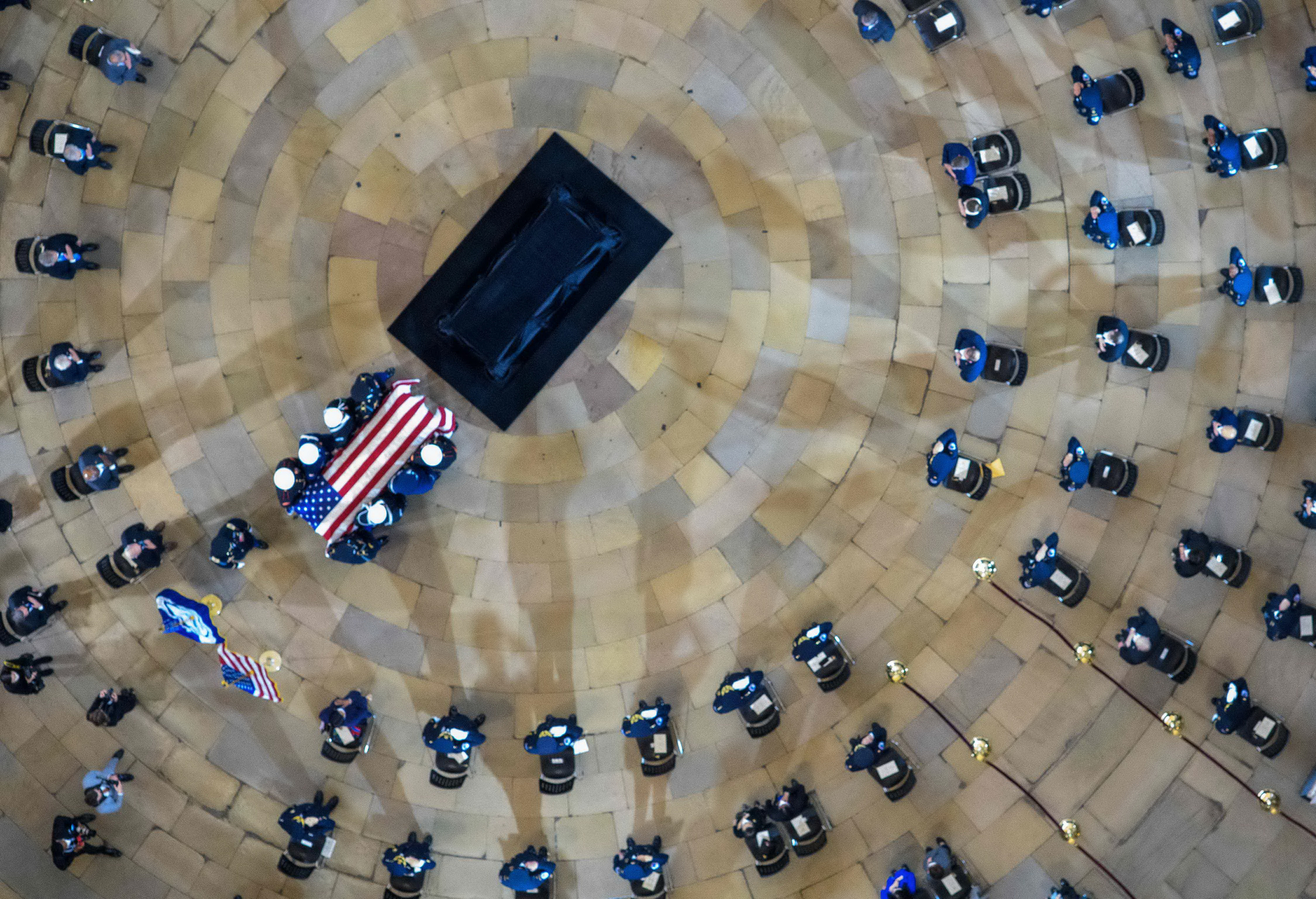 에번스 경관의 관이 추모식이 열린 연방의사당 로툰다홀 한가운데 놓여 있다. 의사당에 관을 공개적으로 두는 추모행사는 미국 의회가 숨진 민간인을 기리는 가장 높은 명예 중 하나다. AFP=연합뉴스