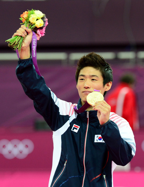 2012년 런던 올림픽에서 금메달을 목에 건 양학선. [ 올림픽사진공동취재단 ]