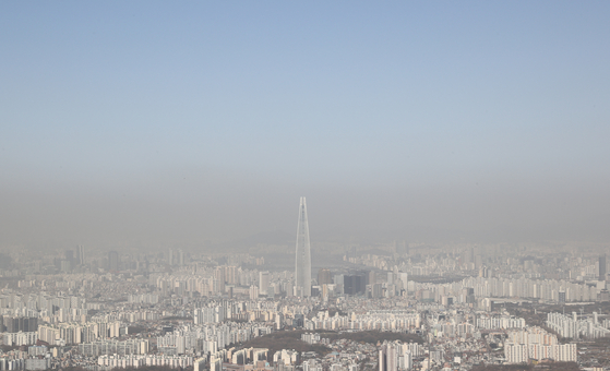 황사 등의 영향으로 전국적으로 미세먼지 농도가 매우나쁨 수준을 보인 지난달 30일 경기도 광주시 남한산성에서 바라본 서울 도심. 연합뉴스